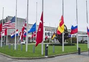 NATO da Bayraklar Yarya ndirilecek