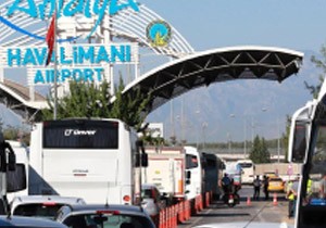 Suriye li Genç Antalya Havalimanı nda Panik Yarattı