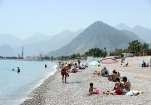 Antalya da Scak Havadan Bunalanlar Plajlara Kouyor
