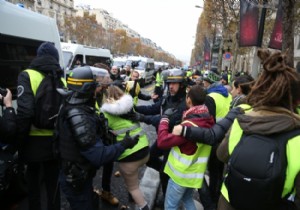 Paris Sokaklarn daki  Sar yelekliler  Eylemi Sryor