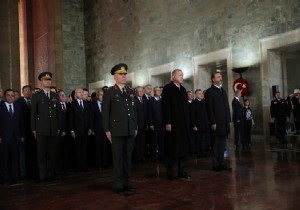 Devlet Erkanı ve Vatandaşlar Anıtkabir deki Törene Katıldı