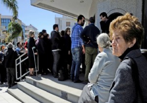 Kıbrıs Rum Kesimin de  Mali Kriz   Kaosa Dönüşüyor