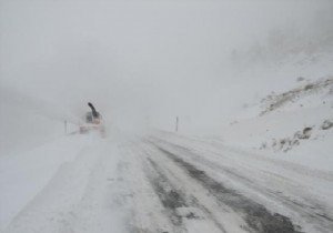 Yoğun Kar Yağışı Antalya-Konya Yolunu Kapattı