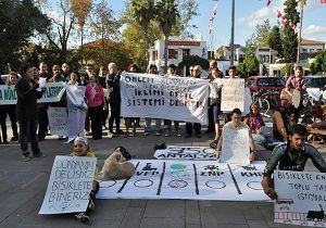Antalya Bykehir Belediyesi nnde Soyunma Eylemi 