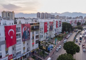 Muratpaşa Belediyesi Çevresi Türk bayrakları ve Atatürk posterleriyle donatıldı