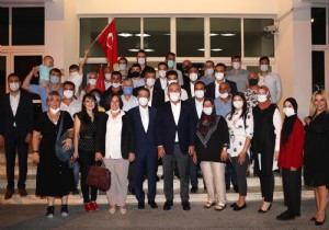 Bakan Çavuşoğlu KKTC de  Sevgi Gösterisiyle Karşılandı