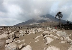 Endonezya da Sinabung Yanarda Facias: 15 l