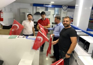 MHP Muratpaşa da Herkese Türk Bayrağı Dağıttı