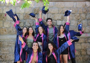 Akdeniz Üniversitesi Antalya Devlet Konservatuvarında mezuniyet sevinci