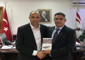 Yazar Turgül Tomgüsehan Sırlar Adası Romanını Özersay a Takdim etti