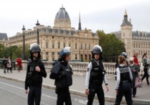 Paris de  polislere bıçaklı saldırı: 4 ölü