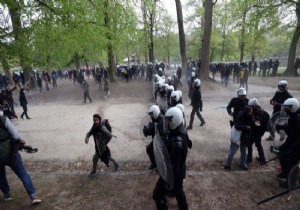 Belçika da polisle parti yapmak isteyen gençler  çatıştı