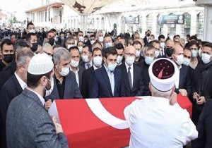 Özdemir Bayraktar Son Yolculuğuna Fatih Camii nden Törenle Uğurlandı