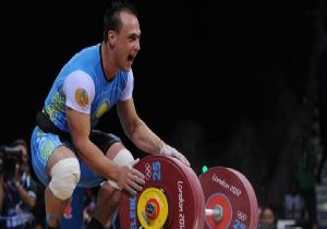 Kazak halterciden dnya rekoru