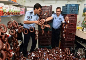 Antalya da Miadı Dolan 2 Ton Sucuk Ele Geçirildi