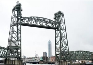 Roterdam daki Tarihi Köprünün  Yat Geçirmek İçin Sökülmesine Tepki