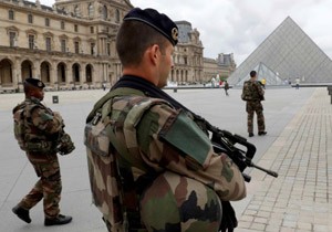 Paris te Louvre Mzesi nnde Askere Saldr