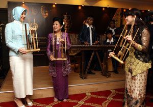 First Ladynin Sarayda Angklung ald