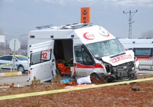 Ambulans ile Hafif Ticari Ara arpt: 2 l, 4 Yaral