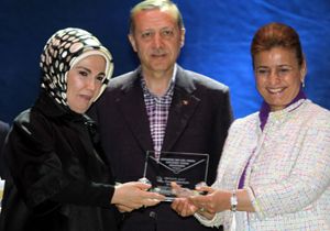 Emine Erdoan  Yln Annesi  Plaketini Ald