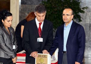 Bakan imek: Herkes Trkiye ye mrenerek Bakyor