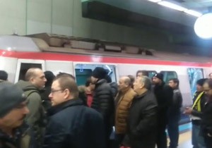 Metroda elektrik kesildi