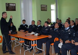 Polislere lk Yardm Semineri Verildi