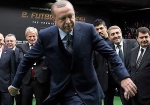 Erdoan Futbol Zirvesi nde Desailly ye penalt att