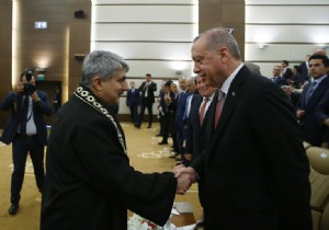 Erdoan, Anayasa Mahkemesi yesi Mente in yemin trenine katld