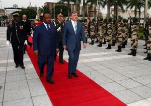 Gabon Gezisinde Protokol Krizi