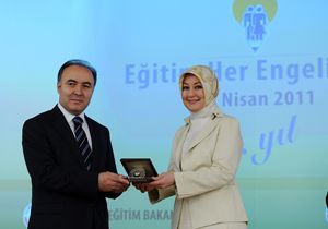 Hayrnnisa Gl den Antalya Valisi Altparmak a Plaket