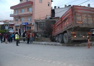 Freni Boalan Kamyon Evin Bahesine Girdi