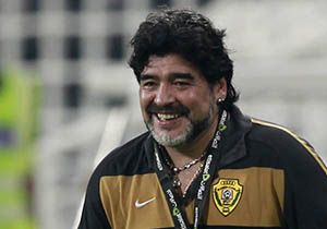 Maradona Sahalara Geri Dnyor!