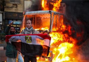Tahrir de anayasa isyan