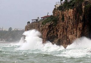 Antalya da iddetli Frtna Etkili Oluyor