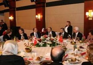 Cumhuriyet Meclisi Bozer den, Konuk Heyetler Onuruna Yemek