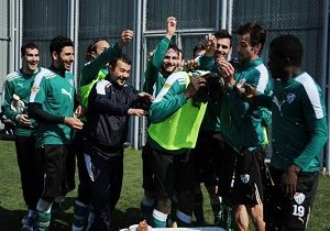 Bursasporlu Oyunculardan N Diaye ye Doum Gn Sprizi