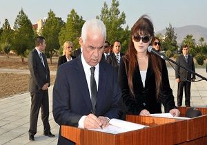 Kurucu Cumhurbakan Rauf R. Denkta n Mezarnda Tren