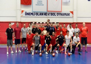 Olimpiyat ampiyonu itme Engelliler Hentbol Milli Takm Muratpaada kamp yapyor