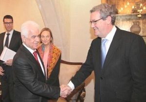 Cumhurbakan Erolu, Yarn Downer ile Grecek