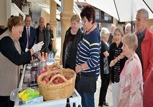 Turistler Gzelyurt Esnafyla Bir Araya Geldi