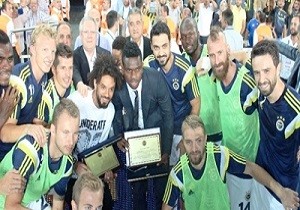 Fenerbaheliler, Cristian ve Yobo ya Plaketle Veda Etti