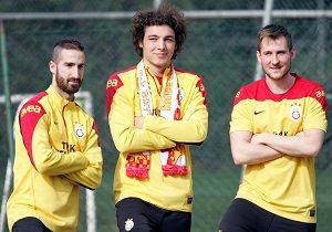 Umut Gndoan ve Salih Dursundan Aklamalar