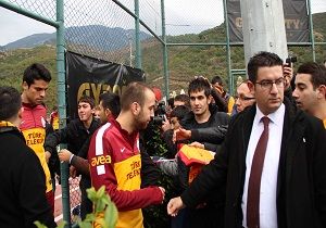 Taraftarlardan Galatasaraya Sevgi Gsterisi
