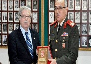 Gvenlik Kuvvetleri Komutan Tmgeneral Uzun, ehit Aileleri ve Malul Gaziler Derneini Ziyaret Etti