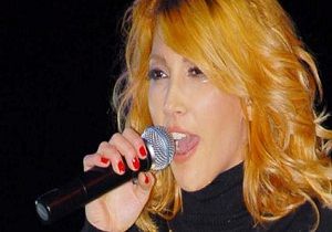 Hande Yener in Ac Gn