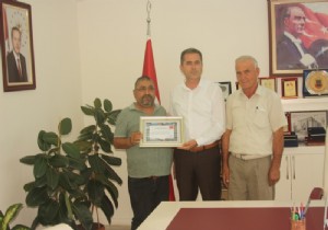 Hayrsever adam  Arif Demir e Plaket