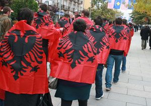 Clintonn Kosova Ziyaretinde Bayrak Krizi