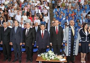 LAܒde Mezuniyet Sevinci