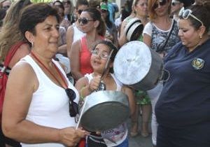 Lefkoa Trk Belediyesi alanlar, Bo Tencerelerle Eylem Yapt  